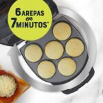 Máquina de arepas Oster CKSTAM0513-013 antiadherente capacidad 6 arepas color negro - Image 2